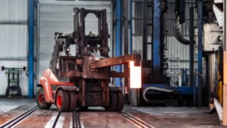 Carretilla elevadora con motor diésel de Linde Material Handling en acción