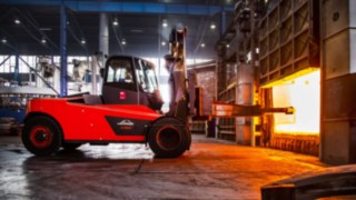 Las altas temperaturas no son un problema para las carretillas de gran tonelaje. La H160 de Linde Material Handling en acción.