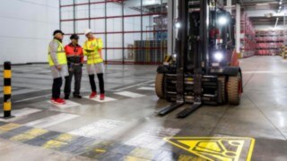 Entrevista de asesoramiento con varias personas en la nave industrial. Entrevista de asesoramiento con varias personas en la nave industrial.