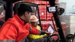 El experto en seguridad de Linde MH muestra a un conductor de carretilla datos en una tablet. El experto en seguridad de Linde MH muestra a un conductor de carretilla datos en una tablet.