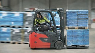 Un empleado de DB Schenker da marcha atrás en la carretilla eléctrica Linde E16 Un empleado de DB Schenker da marcha atrás en la carretilla eléctrica Linde E16