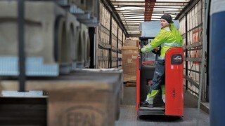 Una empleada de DB Schenker da marcha atrás con la Linde D12 HP SP para salir de la rampa de carga Una empleada de DB Schenker da marcha atrás con la Linde D12 HP SP para salir de la rampa de carga