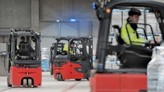 Tres vehículos de manutención de Linde en acción en DB Schenker. Tres vehículos de manutención de Linde en acción en DB Schenker.