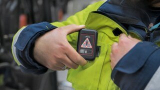 Los empleados de DB Schenker llevan la unidad portátil Linde Safety Guard