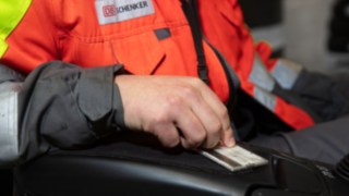 Imagen de un operario realizando la comprobación operativa diaria.