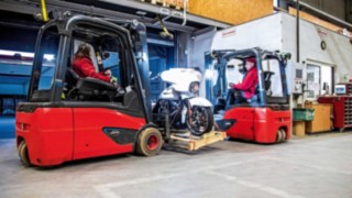 En el turno de mañana en Emons se manipulan entre 850 y 1.100 envíos. Carretillas eléctricas de Linde Material Handling en acción en Emons