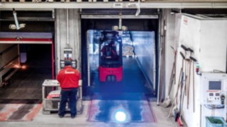 Gracias al control por doble pedal, las Linde E16 posibilitan una manipulación de cargas precisa en los espacios más reducidos. Manipulación de cargas segura en espacios muy reducidos con las carretillas eléctricas de Linde Material Handling