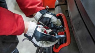 Durante las pausas se cargan de forma intermedia los acumuladores de iones de litio de 16,3 kWh. Carga rápida gracias a la tecnología de Litio-Ion de Linde Material Handling