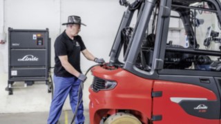 La acreditada batería de alto rendimiento Li-ION de Linde suministra energía a los motores de la X35. Un empleado carga la batería de la carretilla eléctrica X35 de Linde