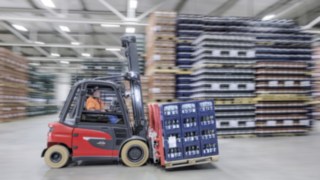 Sobre todo el enorme par de arranque, atribuible entre otras cosas al motor síncrono de reluctancia completamente nuevo, ha cosechado una entusiasta acogida entre los técnicos de logística de Ensinger. Una carretilla eléctrica X35 de Linde transporta cajas de bebidas en el almacén de Ensinger