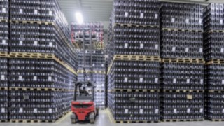 Una carretilla eléctrica X35 de Linde apila cajas de bebidas en el almacén de Ensinger