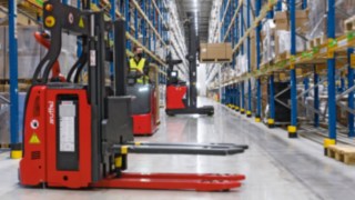 La Linde R-MATIC automatizada en un pasillo ancho de FIEGE La Linde R-MATIC automatizada en un pasillo ancho de FIEGE