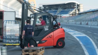 Una carretilla de alquiler de Linde transporta cajas de agua para la organización del evento de Fórmula Student en el circuito de Hockenheim Carretilla de alquiler de Linde durante los trabajos de montaje en el circuito de Hockenheim