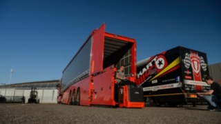 Linde Material Handling ofrece diversas soluciones para lidiar con las fluctuaciones en el uso de carretillas, también en el sector 3PL. La flota de alquiler de Linde Material Handling se entrega y descarga en camiones.