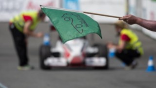 Monoplazas de Fórmula Student en la parrilla de salida del circuito de Hockenheim Monoplazas de Fórmula Student en la parrilla de salida del circuito de Hockenheim