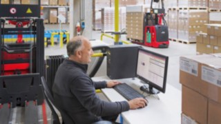 El L-MATIC de Linde encuentra su camino de forma fiable y sin problemas, incluso en entornos de producción y almacenamiento cambiantes. El L-MATIC de Linde encuentra su camino de forma fiable y sin problemas, incluso en entornos de producción y almacenamiento cambiantes.