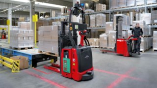 El Linde L-MATIC transporta cargas de hasta 1.000 kilogramos. El Linde L-MATIC transporta cargas de hasta 1.000 kilogramos.