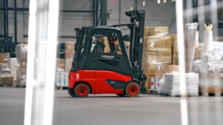 El Grupo Fritz en Heilbronn utiliza en su almacén la carretilla eléctrica E16 de Linde Material Handling Una carretilla eléctrica E16 de Linde Material Handling recoge mercancía en el Grupo Fritz en Heilbronn