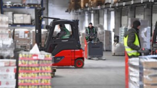 En Fritz GmbH & Co. KG en Heilbronn (Alemania) se utilizan ocho carretillas elevadoras Litio-Ion E16 de Linde Material Handling. Carretilla eléctrica E16 de Linde Material Handling en acción en Fritz GmbH & Co. KG