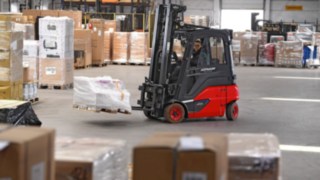 La carretilla elevadora de Litio-Ion E16 de Linde Material Handling pertenece a la nueva flota de Litio-Ion del Grupo Fritz. Una carretilla elevadora de Litio-Ion E16 de Linde Material Handling mueve mercancía en el almacén del Grupo Fritz.