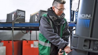 Vídeo sobre el cambio de las baterías de plomo-ácido a la moderna tecnología Litio-Ion de Linde en el Grupo Fritz.