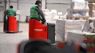 En el Grupo Fritz en Heilbronn se utilizan un total de ocho transpaletas de Litio-Ion T20 SP. Dos transpaletas de Litio-Ion T20 SP de Linde Material Handling recogen mercancía.