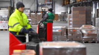 Las transpaletas de Litio-Ion T20 SP de Linde Material Handling aseguran un balance positivo en el Grupo Fritz. Dos transpaletas de Litio-Ion T20 SP de Linde Material Handling trabajan en el almacén del Grupo Fritz.