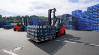 En Gerolsteiner, la carretilla eléctrica Linde E80 funciona totalmente libre de emisiones de CO2 gracias al uso de energía primaria generada de forma sostenible. 