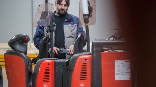 Un empleado de Gusto AG carga un preparador de pedidos con batería de litio-ion Un empleado de Gusto AG carga un preparador de pedidos con batería de litio-ion