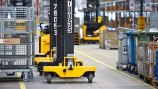 Trenes de remolques de Linde en la empresa Heidelberger Druckmaschinen AG Trenes de remolques de Linde en la empresa Heidelberger Druckmaschinen AG