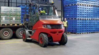 El sistema de asistencia Linde Safety Guard garantiza la seguridad en Heineken Switzerland. Una carretilla elevadora Linde E80 carga camiones en Heineken