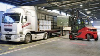 Heineken Switzerland AG utiliza carretillas contrapesadas de Linde MH para su logística interna. Una carretilla elevadora Linde carga palés de cerveza Heineken en un camión