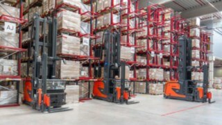 Tres carretillas preparadoras de pedidos para pasillo estrecho de Linde MH en el almacén de K2 Systems