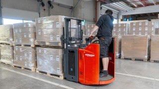 Un operario de almacén de K2 Systems maneja un apilador de palés dobles Linde D12 HP SP