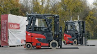 Dos carretillas contrapesadas autónomas de Linde MH para uso en exteriores.