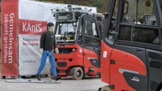 Gracias a la red 5G privada ultrarrápida y a los escáneres láser 3D estacionarios, se evitan las colisiones entre carretillas elevadoras autónomas y personas. Un maniquí de pruebas de choque se coloca entre carretillas elevadoras autónomas Linde.