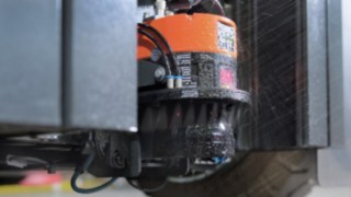 Los sensores cercanos al suelo se limpian automáticamente con aire comprimido. El sensor a ras de suelo de una carretilla contrapesada autónoma.