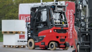 Tras casi cuatro años de trabajo de investigación con la Universidad Técnica de Aschaffenburg (TH AB), Linde presenta soluciones para el desarrollo de carretillas contrapesadas autónomas. Una carretilla contrapesada autónoma de Linde para uso en exteriores.
