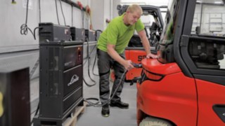 Thomas Lüssen carga la Linde Xi20 P.