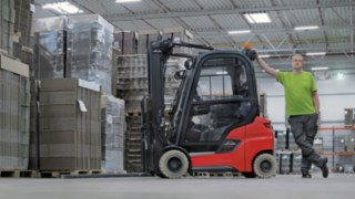 El operario de almacén Thomas Lüssen junto a la Xi20 P.