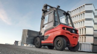 Los profesionales del andamiaje de Layher prueban una unidad de preserie de la Linde X50 en condiciones reales.