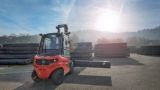 Las carretillas eléctricas de Linde Material Handling aguantan sin problemas, incluso en muchos trayectos cuesta arriba y cuesta abajo. Las carretillas eléctricas de Linde Material Handling aguantan sin problemas, incluso en muchos trayectos cuesta arriba y cuesta abajo.