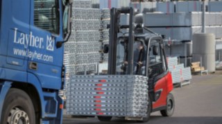 La flota de Wilhelm Layher GmbH & Co KG se completará a largo plazo con modernas carretillas elevadoras Linde X con propulsión eléctrica. La flota de Wilhelm Layher GmbH & Co KG se completará a largo plazo con modernas carretillas elevadoras Linde X con propulsión eléctrica.