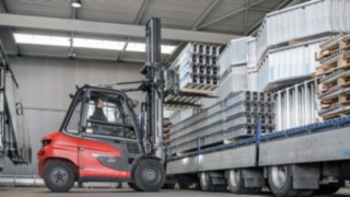 Incluso las cargas pesadas y voluminosas, como vigas de celosía de acero de hasta 10 metros de longitud, no suponen ningún problema para la X50 de Linde. Incluso las cargas pesadas y voluminosas, como vigas de celosía de acero de hasta 10 metros de longitud, no suponen ningún problema para la X50 de Linde.
