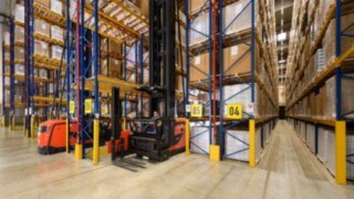 La carretilla Combi K de Linde Material Handling en acción en LINHARDT