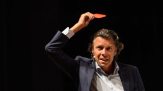 Una ponencia muy animada de Urs Meier durante el Simposio sobre Material Handling Una ponencia muy animada de Urs Meier durante el Simposio sobre Material Handling
