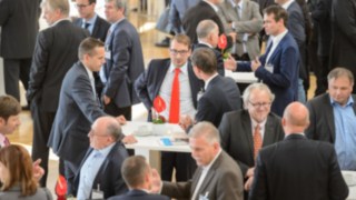 Establecimiento de contactos durante el 6.° Simposio sobre Material Handling 2017 Los participantes en la charla durante el 6.° Simposio sobre Material Handling 2017