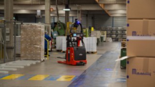 El apilador autónomo L-MATIC de Linde aumenta la seguridad y la productividad en los pabellones de Massilly (Francia). El apilador autónomo L-MATIC de Linde Material Handling transporta paletas en Massilly.