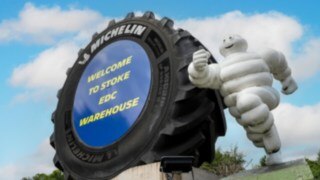 Figura del muñeco Michelin delante de la fábrica Michelin Tyre PLC de Stoke-on-Trent.