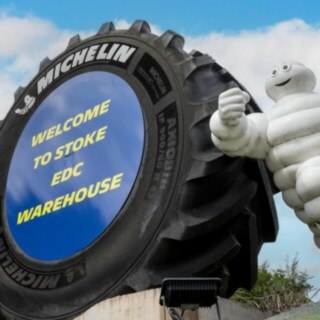 Figura del muñeco Michelin delante de la fábrica Michelin Tyre PLC de Stoke-on-Trent.